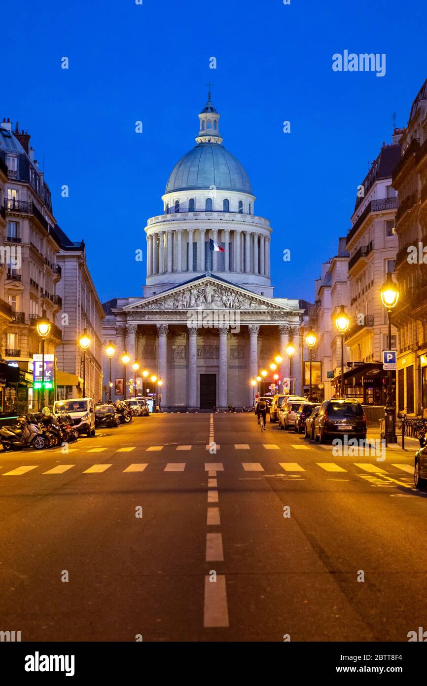 Paris, France - 26 mars 2020 : 10ème jour de confinement à cause de Covid-19 devant le Panthéon à Paris. Les rues sont vides Banque D'Images