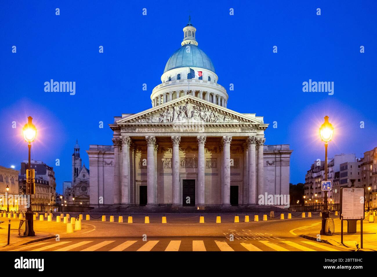 Paris, France - 26 mars 2020 : 10ème jour de confinement à cause de Covid-19 devant le Panthéon à Paris. Les rues sont vides Banque D'Images