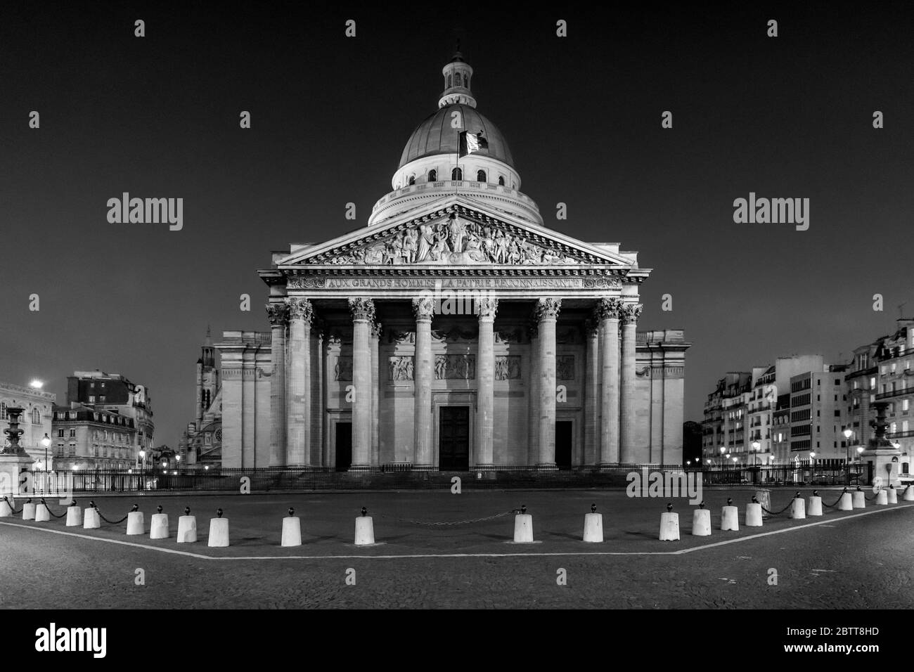 Paris, France - 26 mars 2020 : 10ème jour de confinement à cause de Covid-19 devant le Panthéon à Paris. Les rues sont vides Banque D'Images