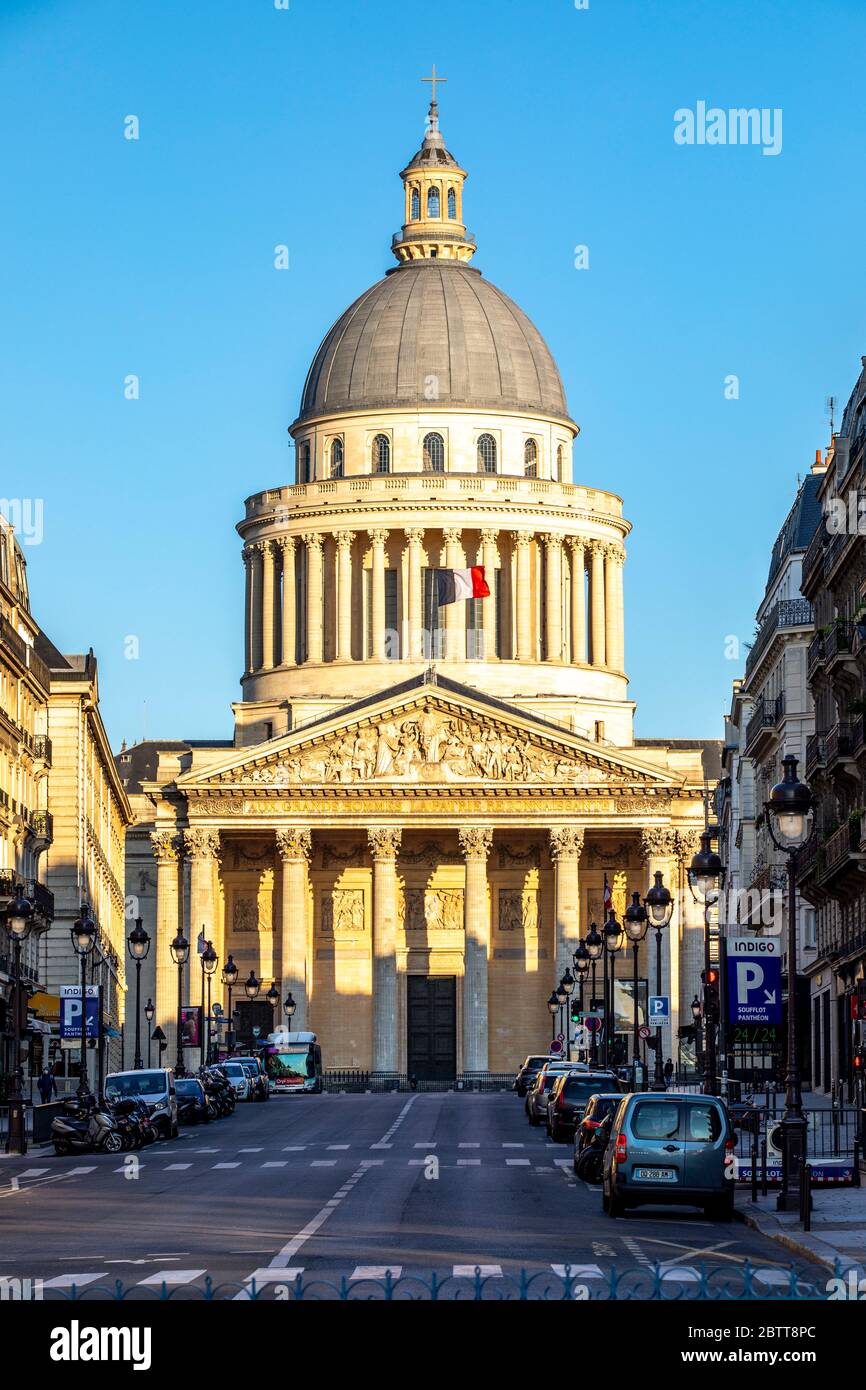 Paris, France - 30 mars 2020 : 1'4e jour de confinement en raison de Covid-19 devant le Panthéon à Paris. Personne dans la rue Banque D'Images