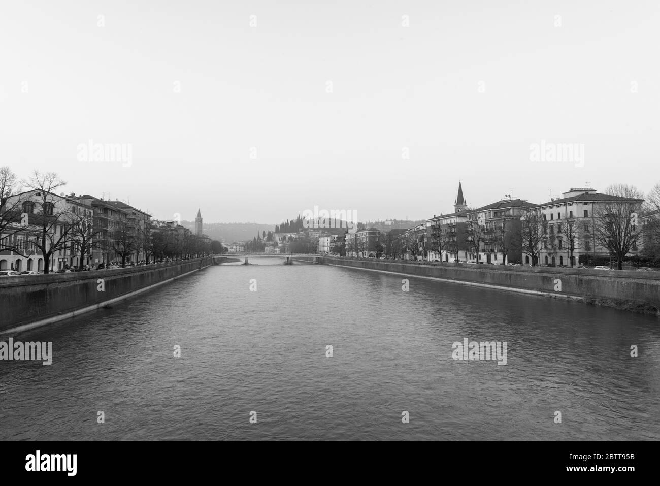 VÉRONE, ITALIE - 14, MARS 2018 : photo en noir et blanc de la grande rivière Adige pendant une belle journée à Vérone, Italie Banque D'Images