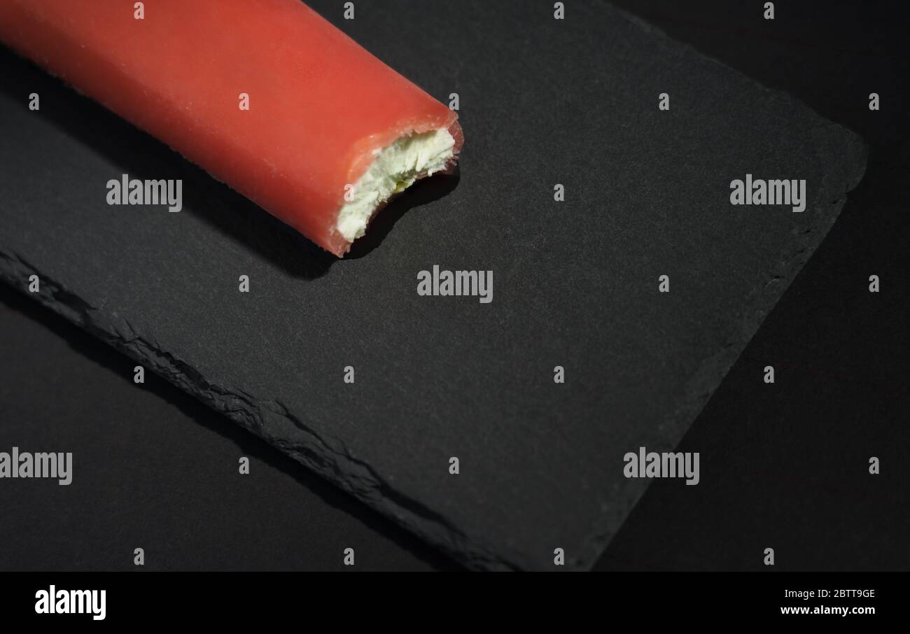 Mangé de la glace au goût de melon d'eau sur un plateau noir Banque D'Images