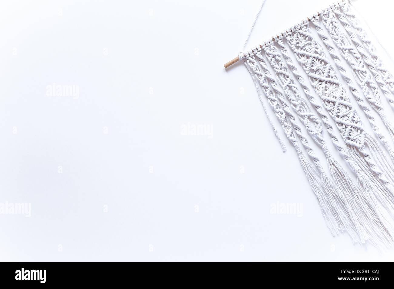 macrame fait main sur fond blanc, place pour le texte, espace de copie, bannière, mise en page plate, vue de dessus, créativité de passe-temps Banque D'Images