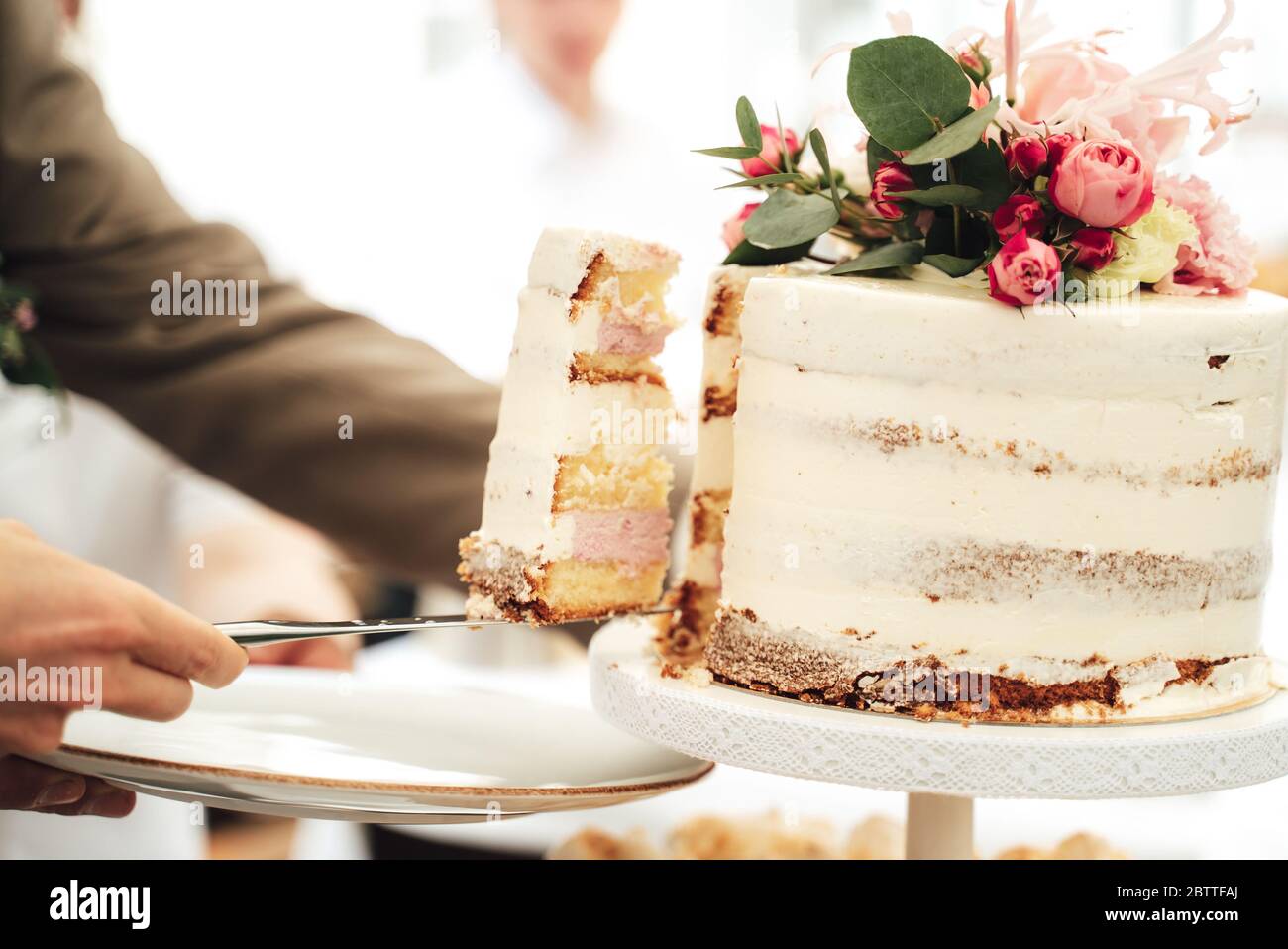 Gros Plan Des Mains Des Femmes Servant Une Tranche De Gateau Rond Doux Decore De Fleurs Sur Une Assiette Blanche Concept De Celebration Fete Anniversaire Ou Mariage Photo Stock Alamy