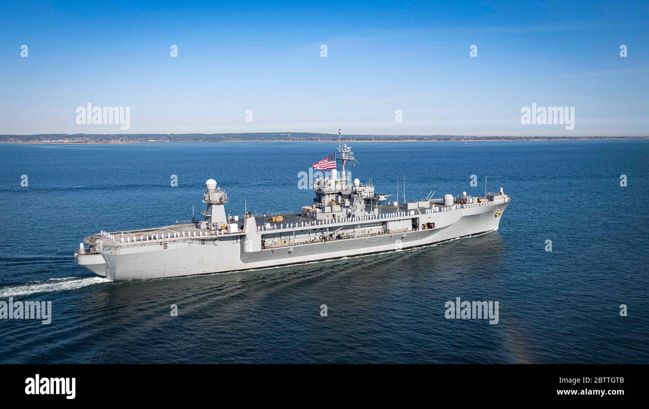 Les marins de la Marine américaine affectés au navire de commandement et de contrôle de classe Blue Ridge USS Mount Whitney participent à une cérémonie commémorative en l'honneur du jour du souvenir le 26 mai 2020 au large de la côte normande, en France. Banque D'Images