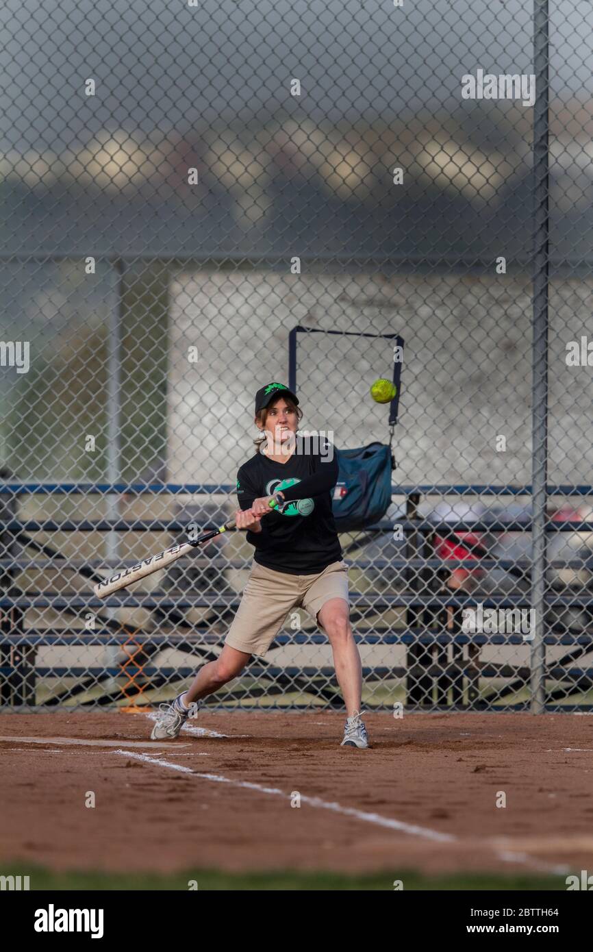 Jouer dans un jeu mixte de softball de slo pitch, avec des femelles à la batte. Banque D'Images