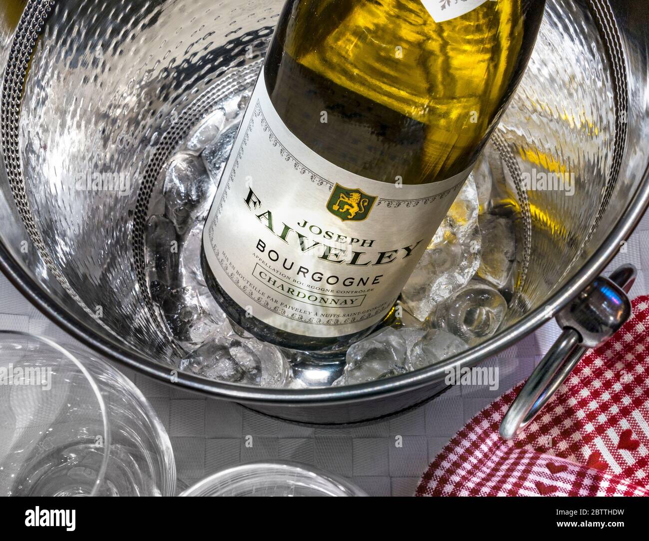 Joseph Faiveley blanc sec Chardonnay Bourgogne bouteille, fermer la vue sur l'étiquette du vin seau glacière avec de la glace, dans la salle de dégustation de vin situation Banque D'Images