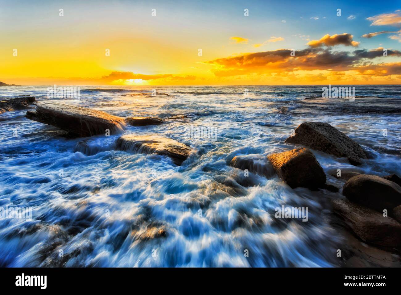Vagues rouleaux se brisant sur le rivage de la plage Banque de ...