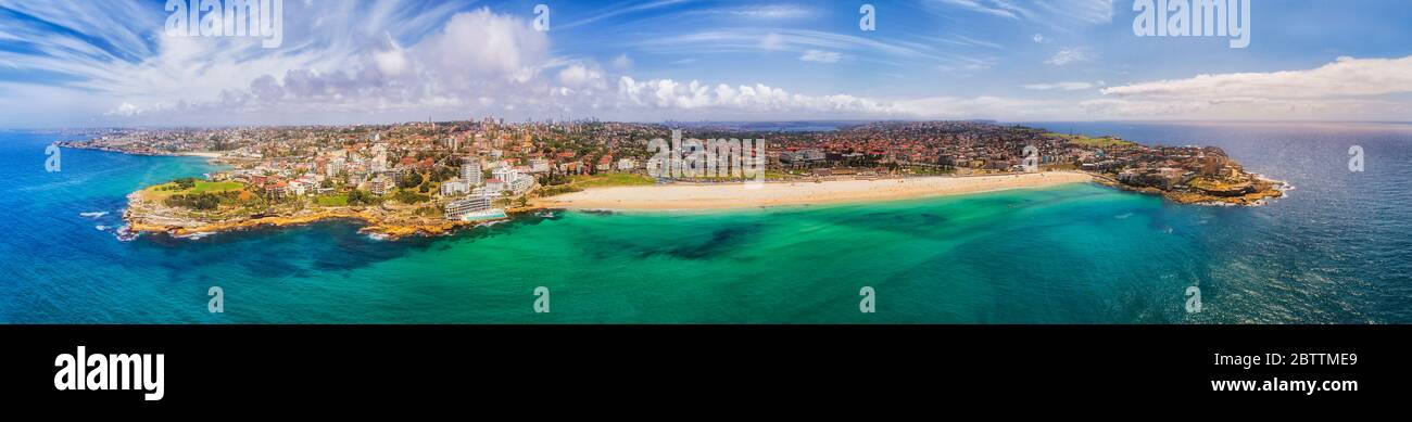 Wanderful Bondi couleur bleue d'eau douce et chaude sur sable blanc de la plage de Bondi de Sydney dans un large panorama aérien. Banque D'Images