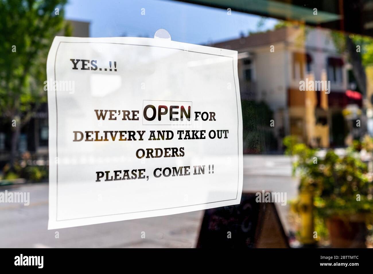 Gros plan de l'affiche sur la fenêtre d'un restaurant ouvert pour le départ pendant la pandémie COVID-19 Banque D'Images Gros plan de l'affiche sur la fenêtre d'un restaurant ouvert pour le départ pendant la pandémie COVID-19 Banque D'Images