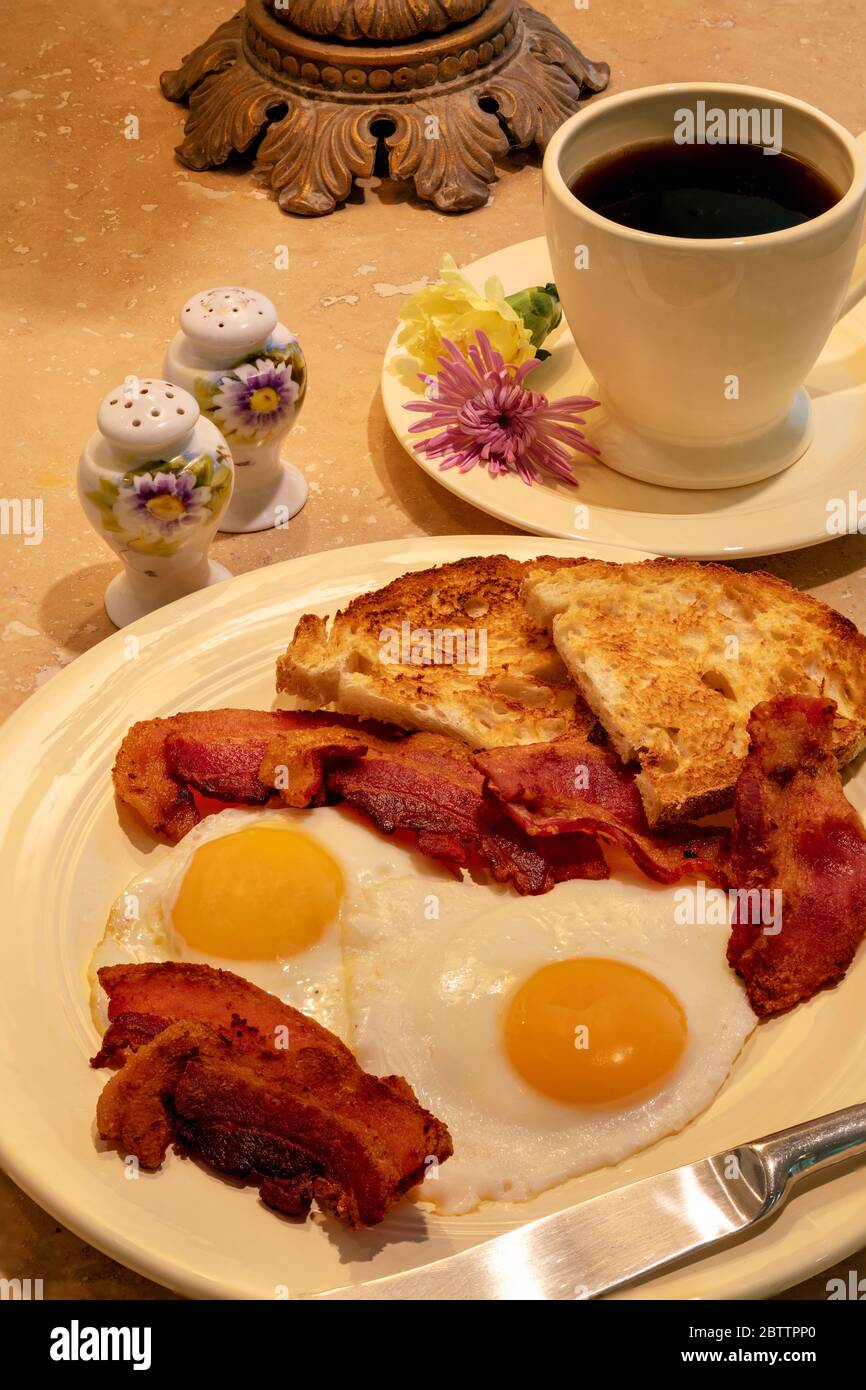 Petit déjeuner, bacon, œufs, toasts et café, par James D Coppinger/Dembinsky photo Assoc Banque D'Images