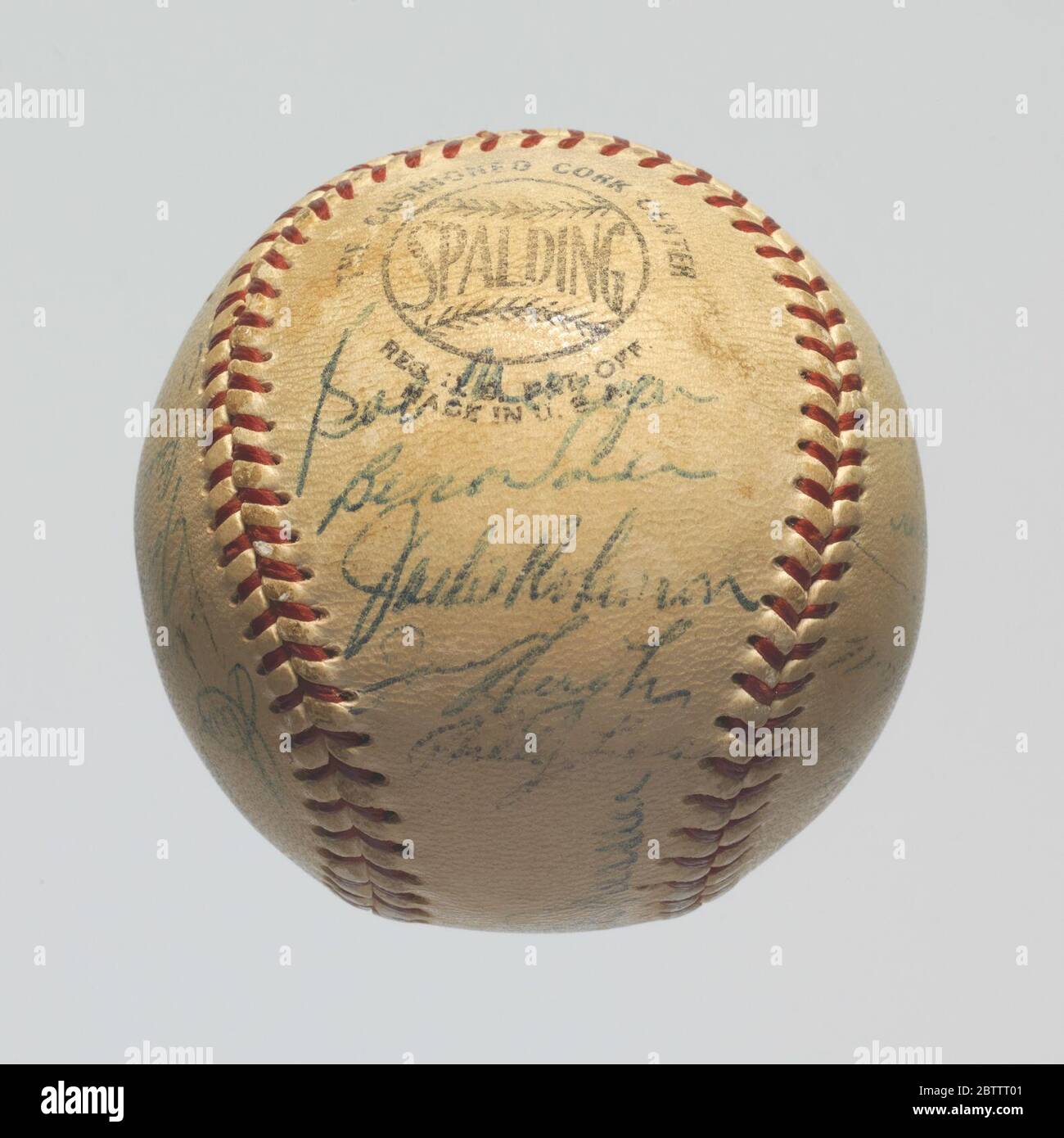 Baseball signé par l'équipe des Brooklyn Dodgers 1953. Un cuir blanc avec des coutures rouges Spalding® officiel de la Ligue nationale de baseball signé par les membres des 1953 Brooklyn Dodgers: Jackie Robinson, Roy Campanella, Billy Cox, Bobby Morgan, George Shuba, Wayne Bieldi, Don Thompson, Rube Walker, Bill Antonello, Carl Erskine, Preacher Banque D'Images