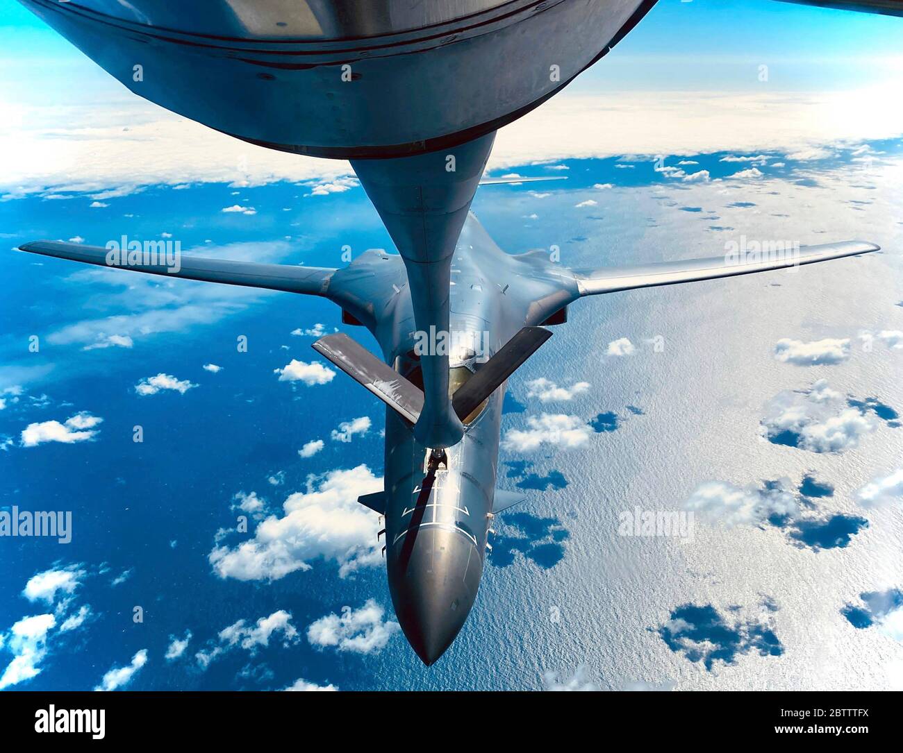 Un bombardier furtif de la US Air Force B-1B de la 28e Escadre Bomb, ravitaillent d'un KC-135 Stratotanker le 21 mai 2020 au-dessus de l'Angleterre. Banque D'Images