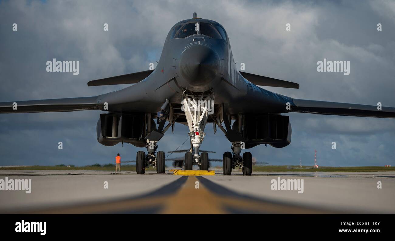 Un bombardier furtif de la Force aérienne américaine B-1B, provenant du 9e Escadron de bombardement expéditionnaire, taxis à la base aérienne d'Andersen à la suite d'une mission d'entraînement le 14 mai 2020 à Yigo, Guam. Banque D'Images