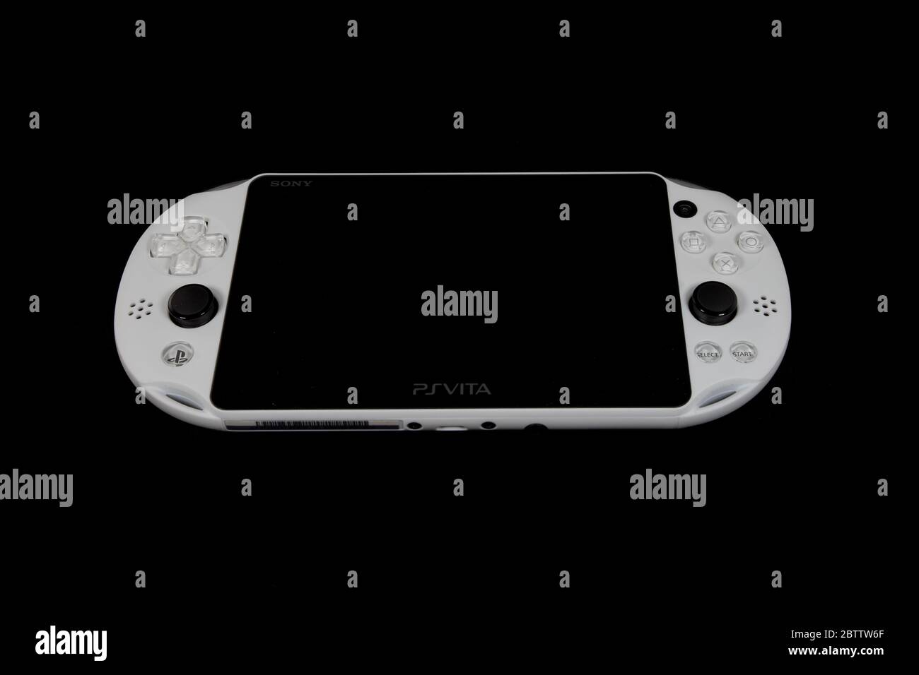 Console portable PlayStation Vita en blanc glacier sur fond noir. Banque D'Images