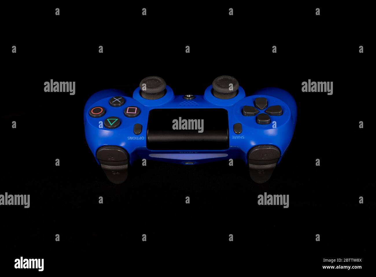 Special Edition Blue PlayStation 4 DualShock 4 Wireless Controller vue avant sur fond noir. Banque D'Images