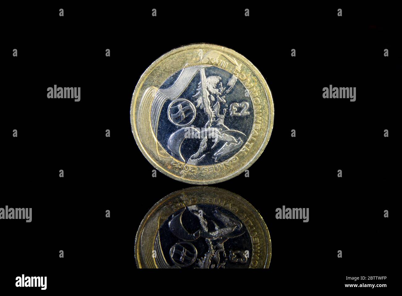A Northern Ireland Commonwealth Games £2 pièce de monnaie minée en 2002 avec réflexion sur une surface noire brillante. Banque D'Images