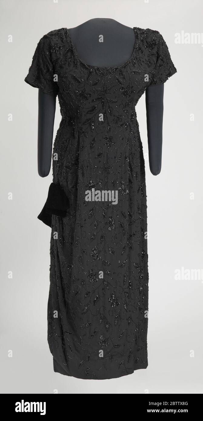 Robe à perles noires conçue par Zelda Wynn et portée par Ella Fitzgerald. Cette robe longue à perles noires a été conçue par Zelda Wynn et portée par Ella Fitzgerald. Cette robe est réalisée dans un tissu synthétique noir en crêpe orné de perles de verre noir et de perles de perle, et de sequins noirs dans un motif floral de vigne. Banque D'Images