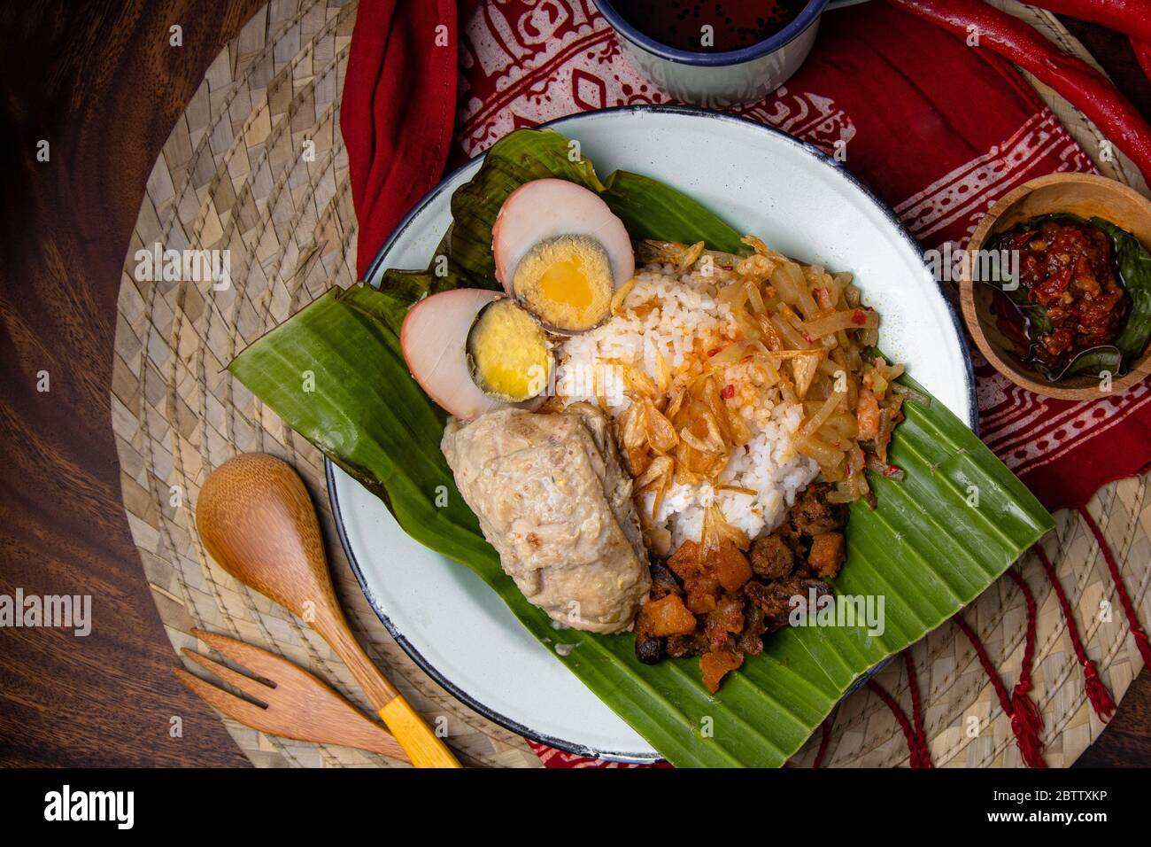 Asie cuisine asiatique traditionnelle nasi liwet cuit dans le lait de coco, bouillon de poulet épices enveloppées dans la feuille de banane de Solo Central Java Javanais Banque D'Images Asie cuisine asiatique traditionnelle nasi liwet cuit dans le lait de coco, bouillon de poulet épices enveloppées dans la feuille de banane de Solo Central Java Javanais Banque D'Images
