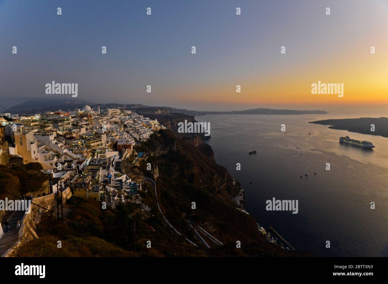 Coucher de soleil sur la mer et crépuscule dans les maisons blanches à Fira, Stantorini. Grèce Banque D'Images