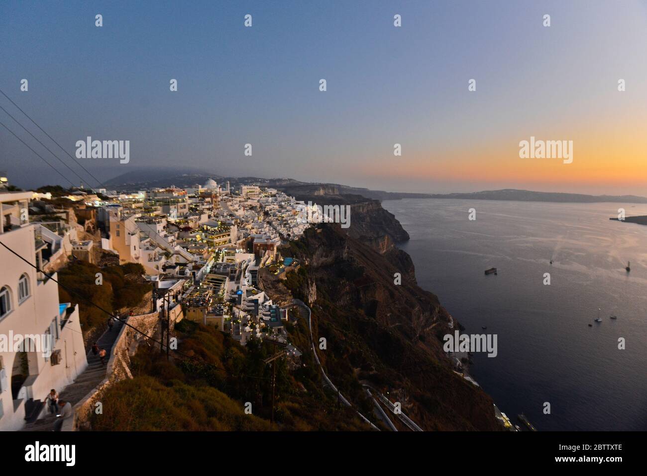 Coucher de soleil sur la mer et crépuscule dans les maisons blanches à Fira, Stantorini. Grèce Banque D'Images