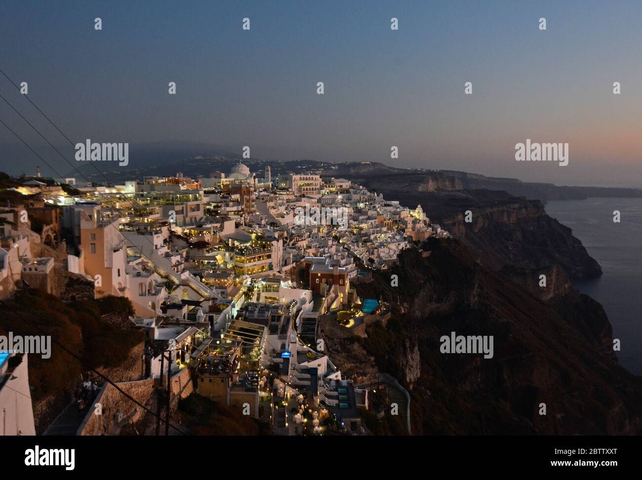 Coucher de soleil sur la mer et crépuscule dans les maisons blanches à Fira, Stantorini. Grèce Banque D'Images