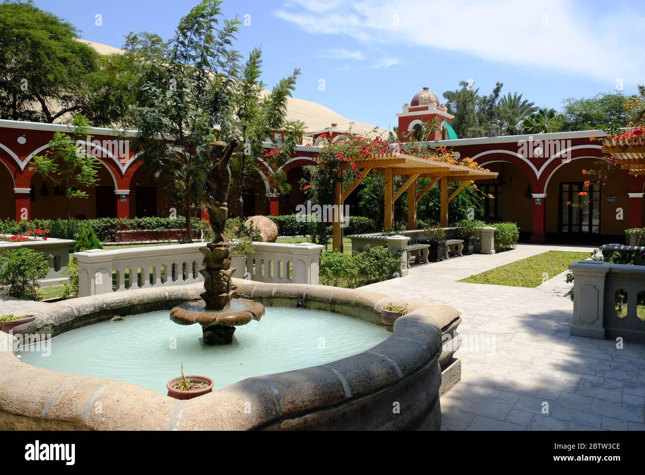 Peru Huacachina - jardin romantique et fontaine dans la zone réservée de la lagune de Huacachina Banque D'Images
