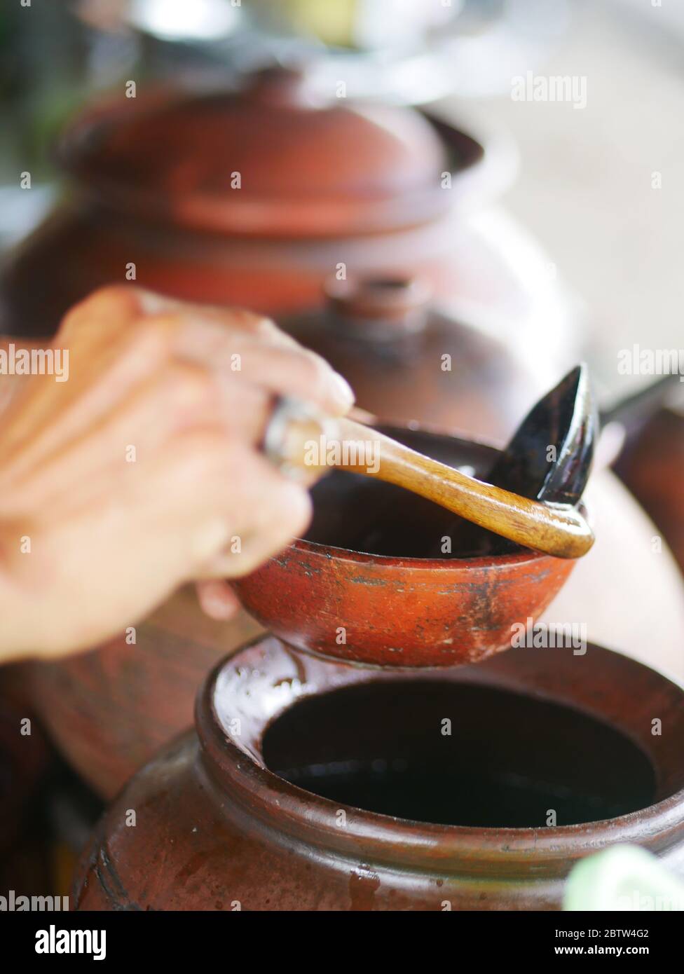 Un vendeur indonésien dewet/cendol prépare la commande de l'acheteur l'après-midi. Banque D'Images