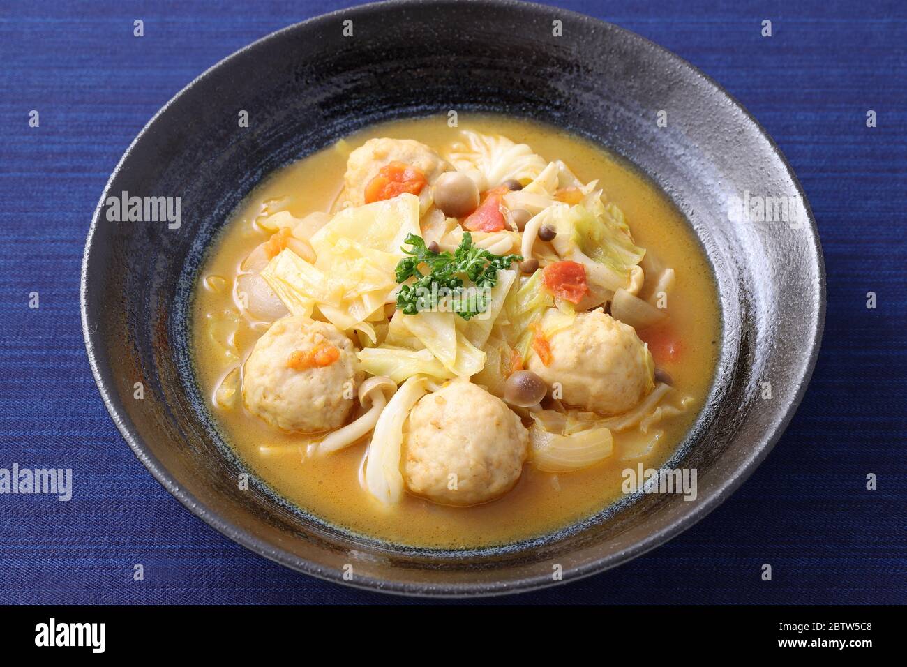 boule de viande avec soupe de légumes dans un plat sur table Banque D'Images