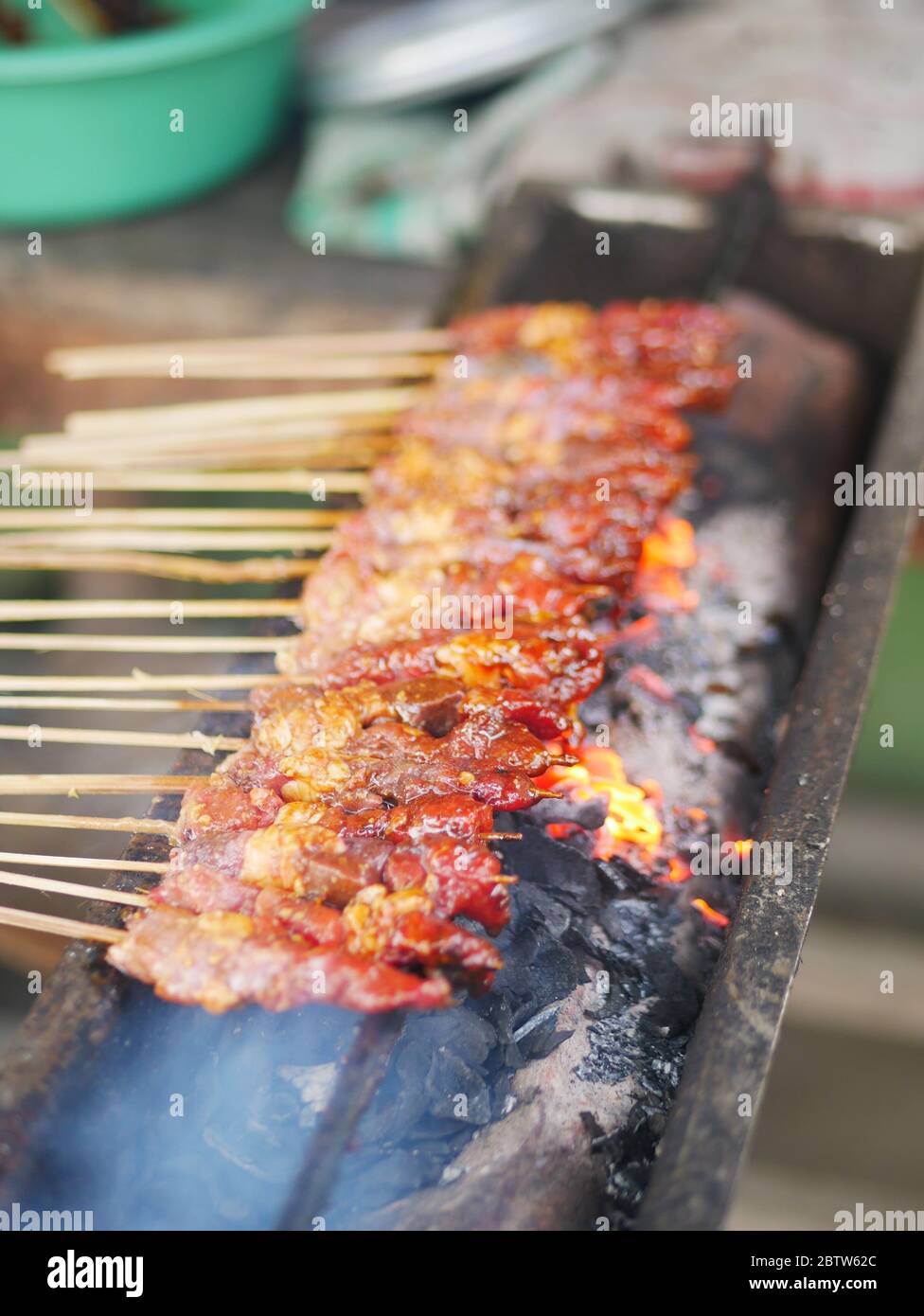 Vendeur préparant le satay de chèvre dans un magasin traditionnel à Kediri, Indonésie Banque D'Images