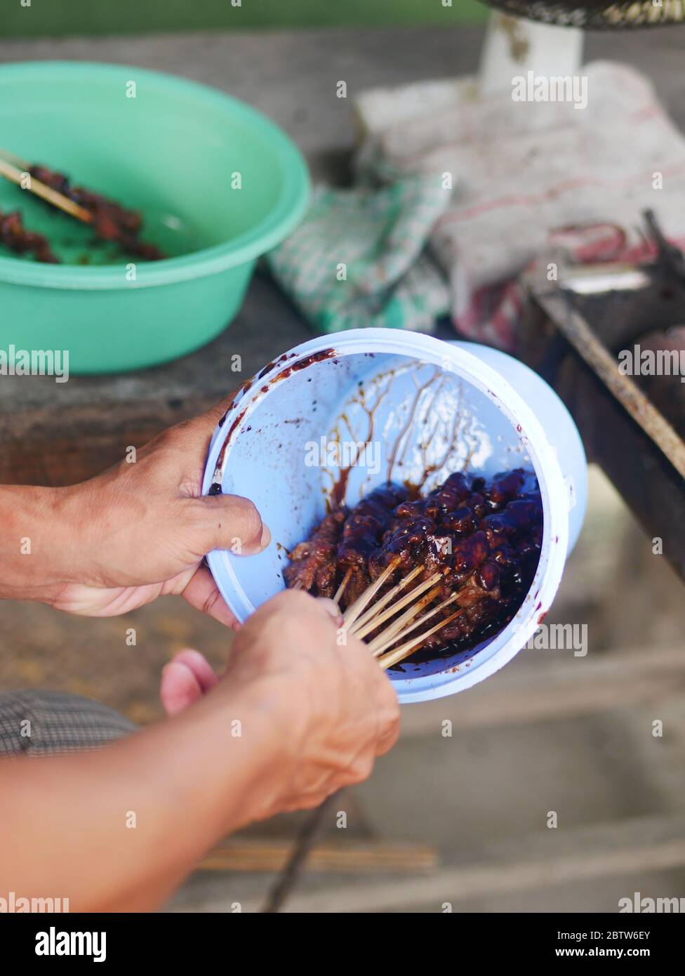 Vendeur préparant le satay de chèvre dans un magasin traditionnel à Kediri, Indonésie Banque D'Images