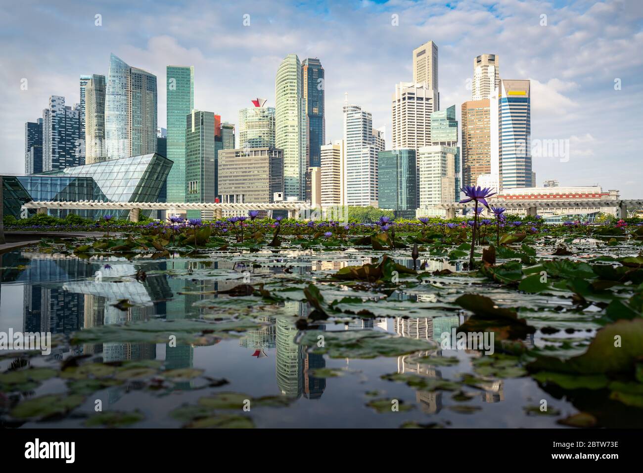 Vue à angle bas sur le quartier des affaires de Singapour et gratte-ciel de bureau à la journée dans Marina Bay, le tourisme asiatique, la vie urbaine moderne ou le financement d'affaires Banque D'Images