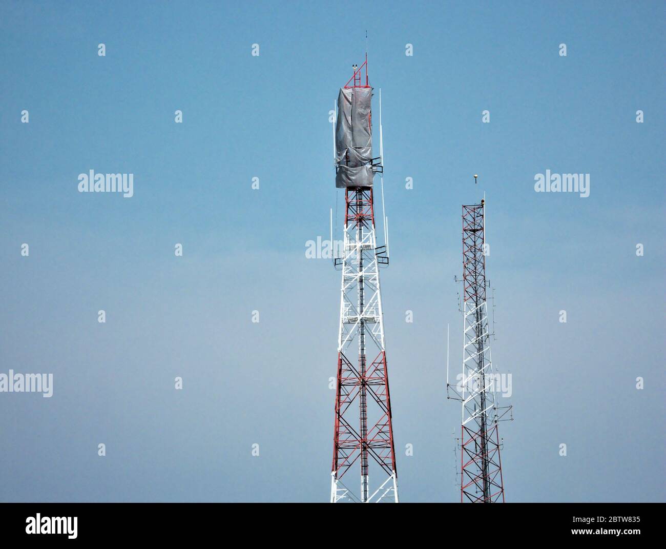 Émetteur radio à colonne haute sur fond de ciel Banque D'Images