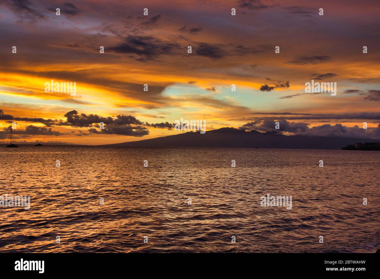 Un coucher de soleil incroyable et flamboyant depuis les rives de Maui jusqu'aux îles voisines de Lanai et Molokai. Banque D'Images