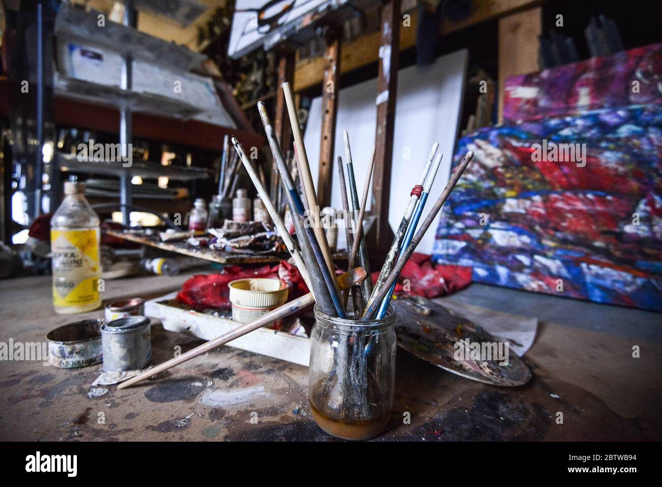 L'artiste de l'atelier peint et brosse la table Banque D'Images