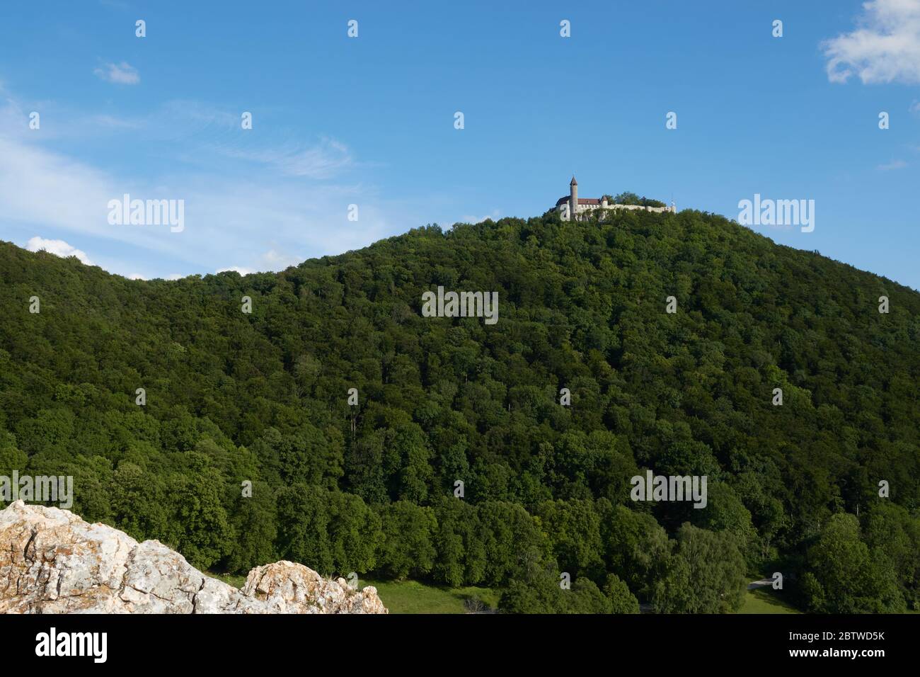 Vue du château de Teck depuis la colline, le petit rocher dépasse dans la photo.ciel bleu en été.Owen, Allemagne. Banque D'Images
