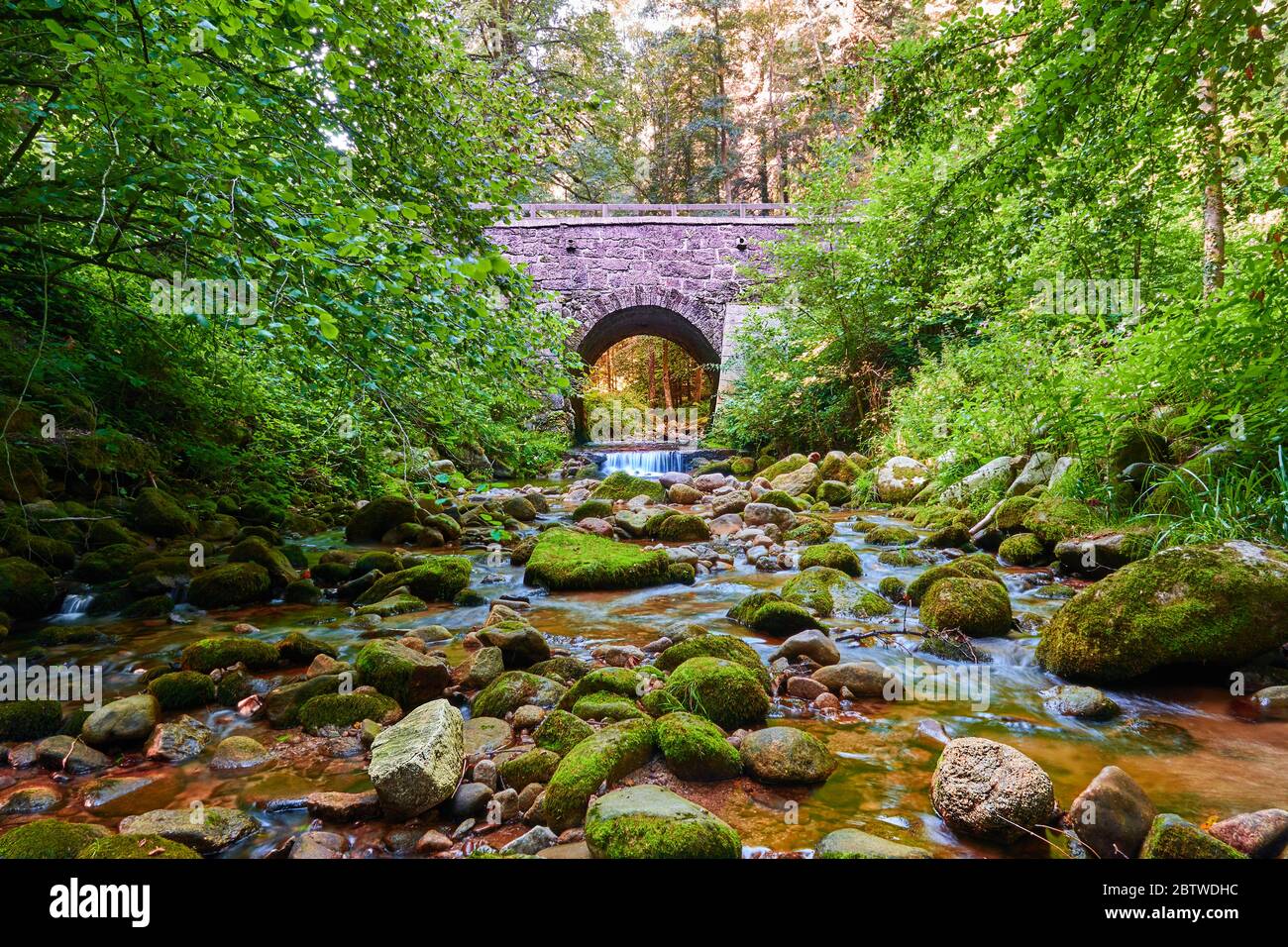 Eau Qui Coule Sous Le Pont Banque d'image et photos Alamy