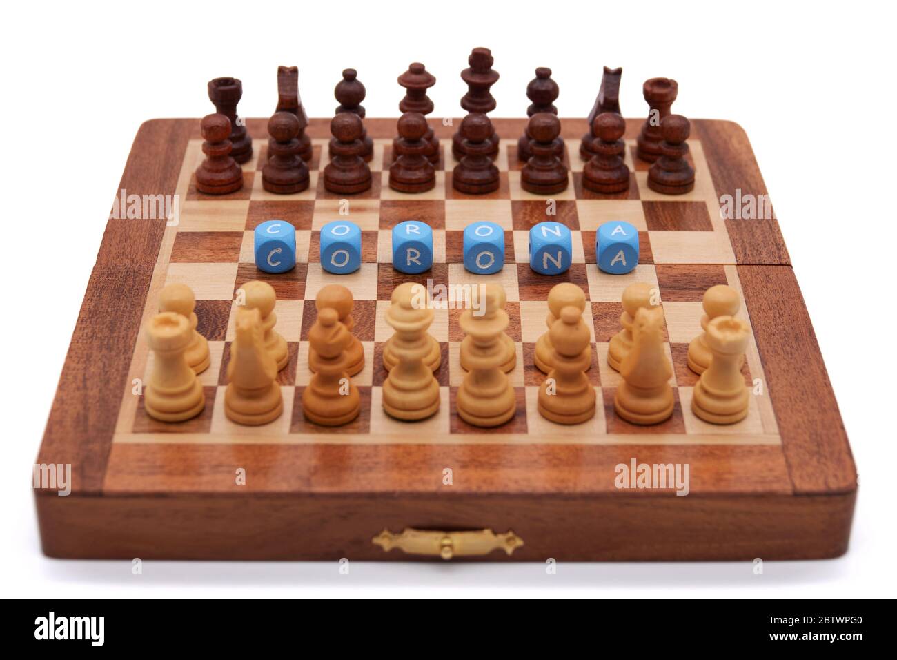 Les pièces d'échecs complètes sont courtes de Corona virus Banque D'Images
