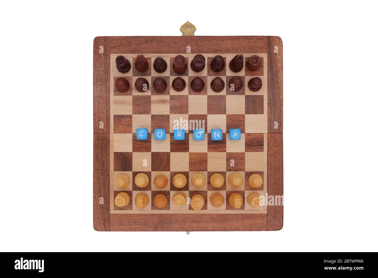 Les pièces d'échecs complètes sont courtes de Corona virus. Vue plongeante Banque D'Images