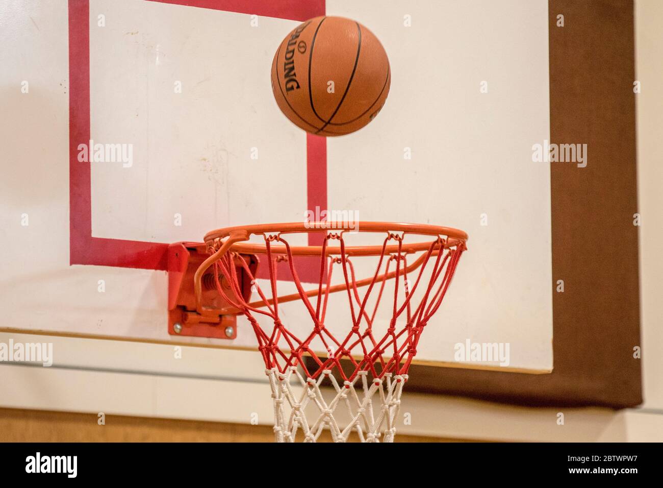 Un ballon de basket-ball en net. Banque D'Images