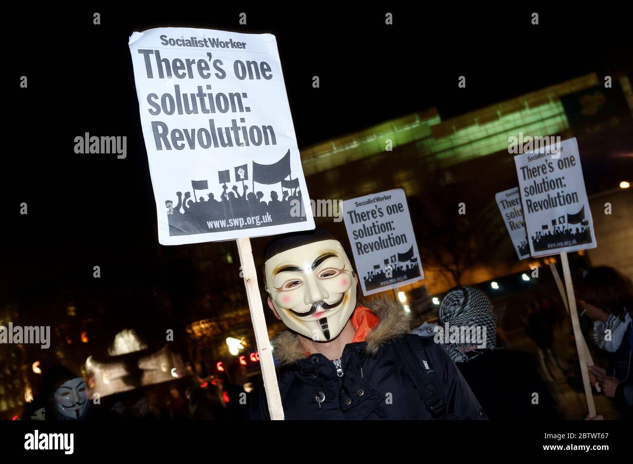 La « Marche du masque de lion » voit des manifestations porter un V pour des masques de type Vendetta Guy Fawkes et manifester contre l'austérité, la violation de l'ir civil Banque D'Images