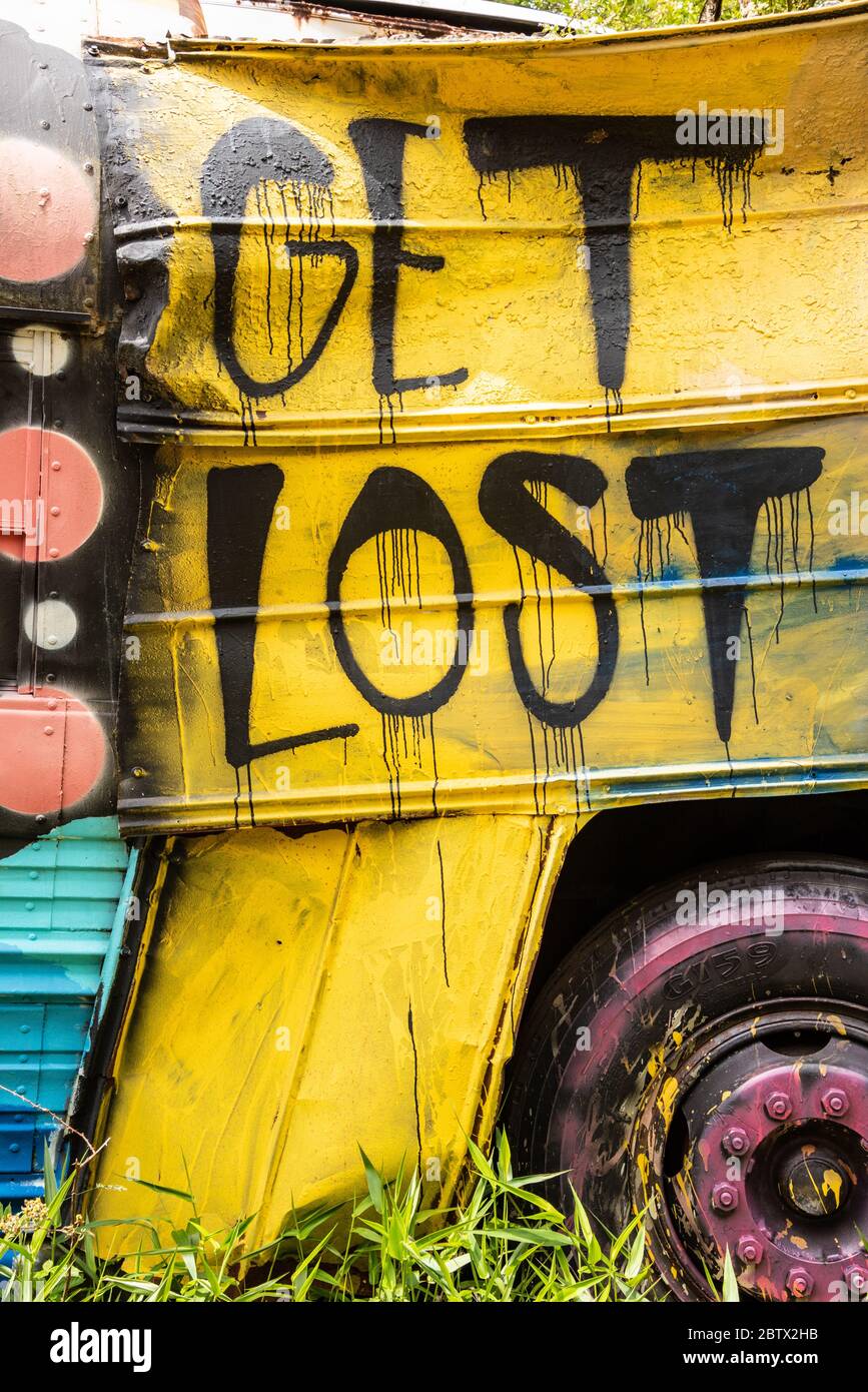 Obtenez des graffitis perdus au cimetière de bus scolaire à Alto, Géorgie. (ÉTATS-UNIS) Banque D'Images