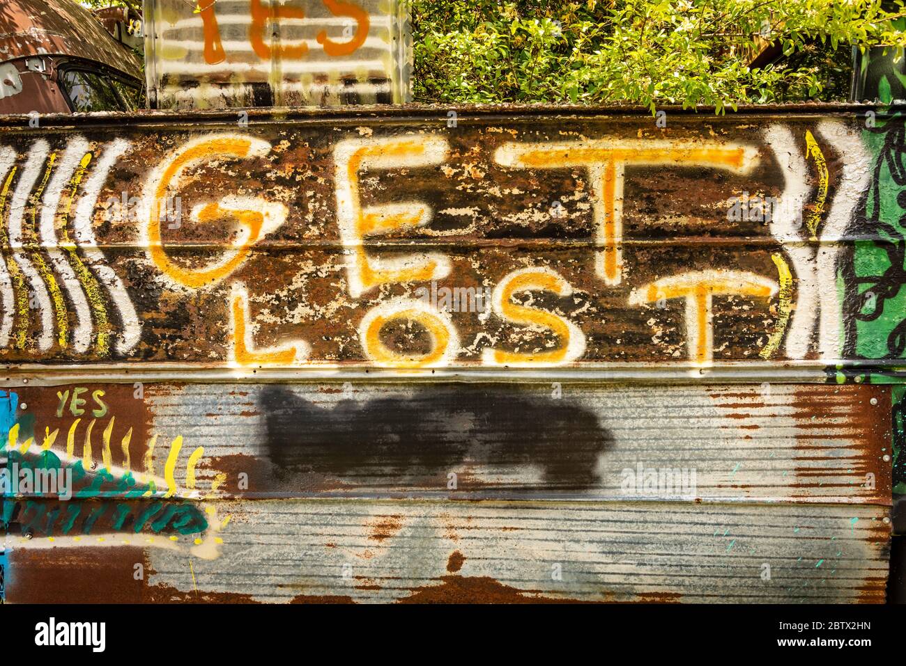 Obtenez des graffitis perdus au cimetière de bus scolaire à Alto, Géorgie. (ÉTATS-UNIS) Banque D'Images
