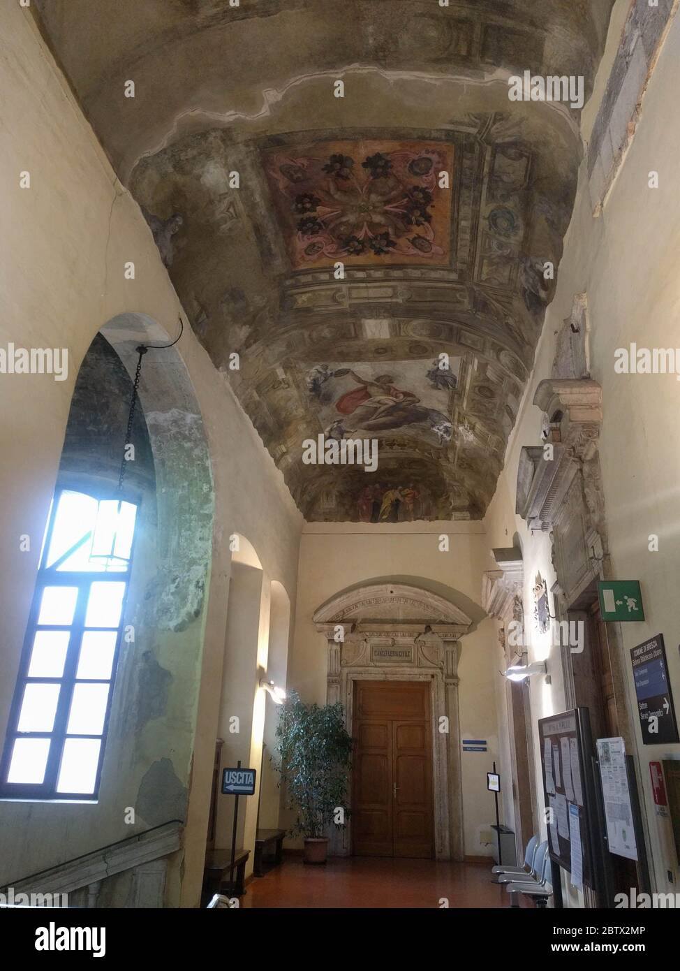 Lombardie, Italie - janvier 08 2018: La vue de la fresque de plafond à l'intérieur du Palazzo del Broletto le 08 2018 janvier, Brescia, Italie. Banque D'Images