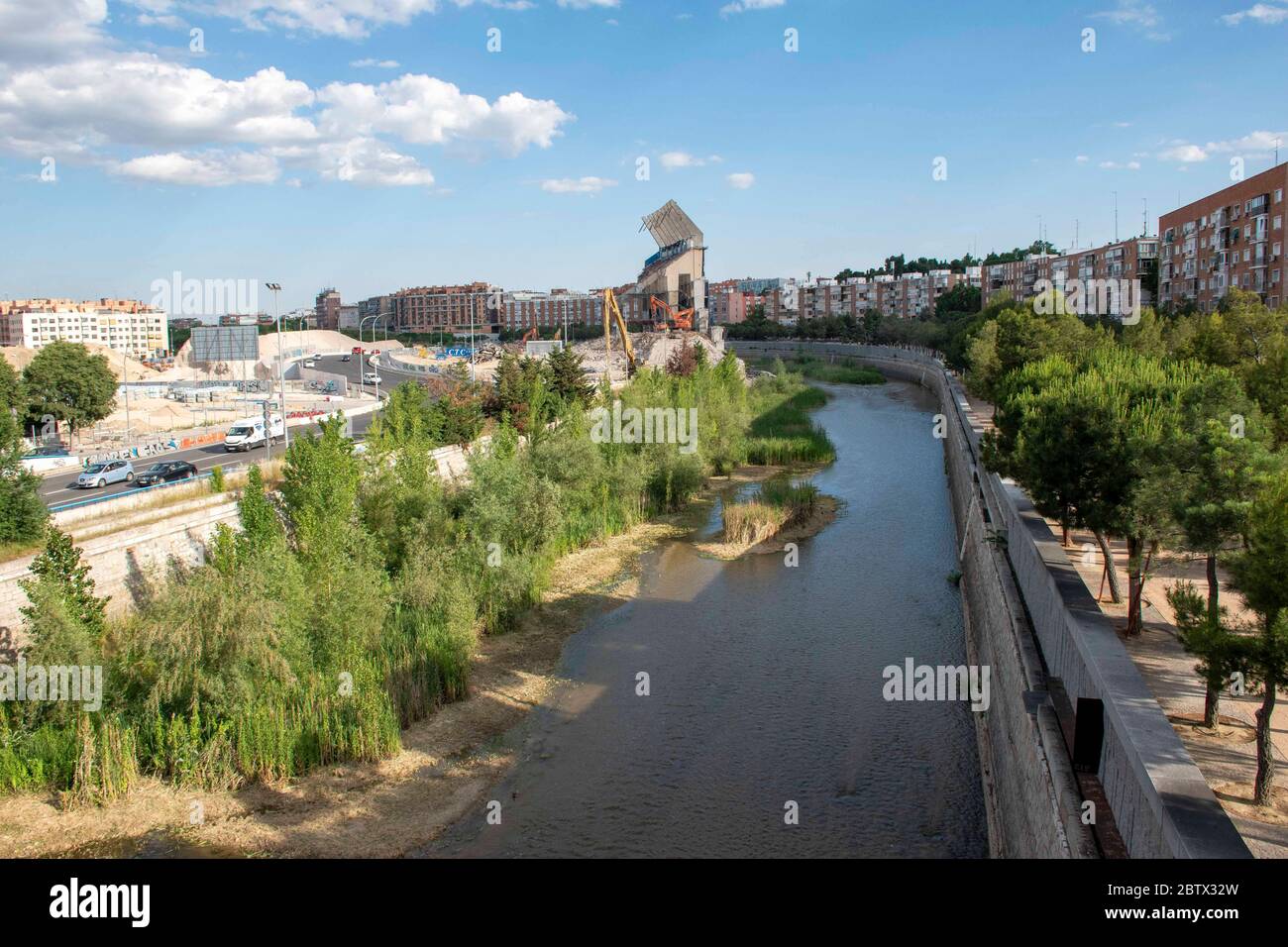 Madrid, Espagne. 27 mai 2020. Vue sur les ruines du stade Vicente Calderon, qui avait une capacité de plus de 50,000 personnes et était situé sur les rives des Manzanares dans le quartier Arganzuela de la capitale espagnole. La démolition de l'ancien stade de l'Atletico Madrid, que le club de la Liga a appelé maison de 1966 à 2017, est presque terminée crédit: CORDIN PRESSE/Alay Live News Banque D'Images