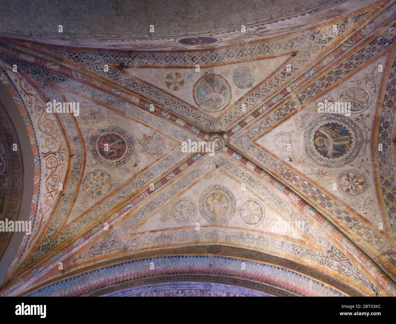 Lombardie, Italie - Mai 24 2018: La vue rapprochée de la fresque de plafond à l'intérieur du Palazzo del Broletto le 24 2018 mai, Brescia, Italie. Banque D'Images
