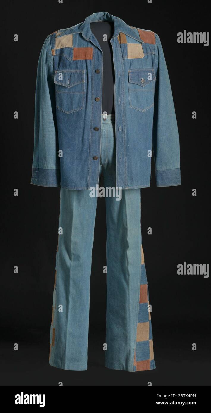 Veste de costume en denim et daim et bas de lit portés par Charley Pride. Cette veste jean en Jean (a) et ce Jean à bas clochette (b) avec détails en daim patchwork ont été portés par Charley Pride. La veste jean bleue (a) est coupée droite avec des manches longues et un col replié avec des revers pointés exagérés. Banque D'Images