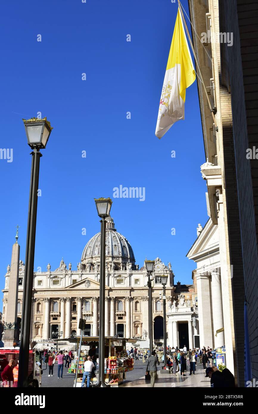 Drapeau du Vatican et de la place Saint-Pierre avec la basilique Saint-Pierre à ciel bleu. Rome, Italie. 8 octobre 2019. Banque D'Images