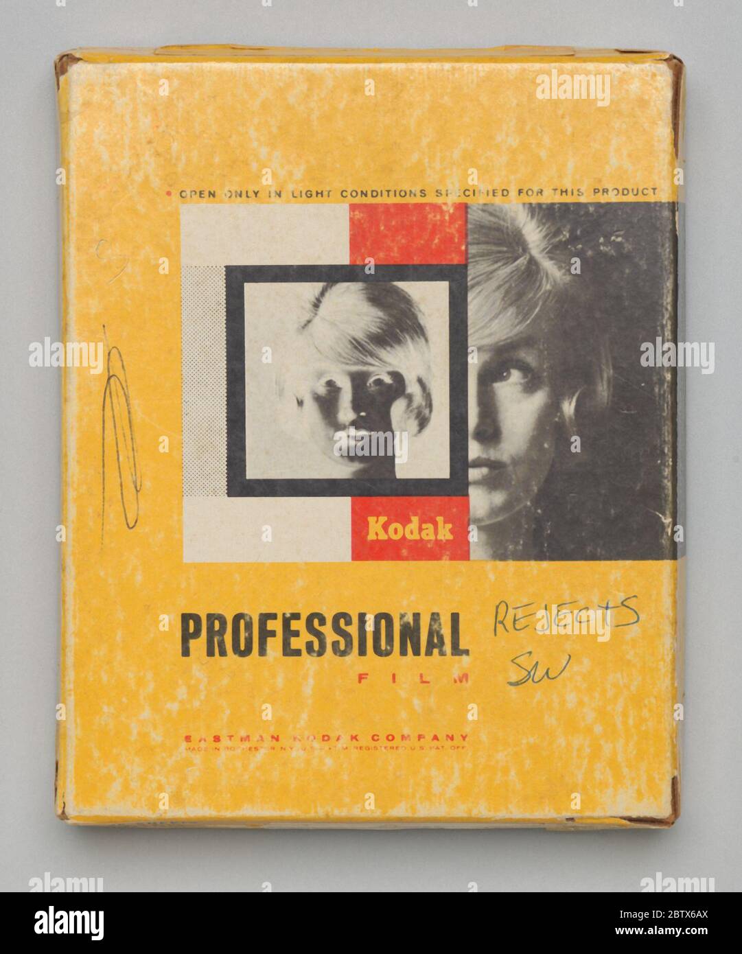 Boîte de film du studio de HC Anderson. Une boîte de film Kodak Professional vide. L'écriture manuscrite sur BR lit, « ÉJECTE / SW ». Banque D'Images