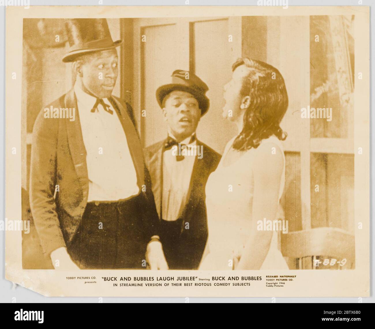 Film encore pour Buck et rire bulles Jubilé. Un film noir et blanc encore pour Buck et Bubbles rire Jubilé. À partir de la gauche de la photo, un homme de grande taille est dans un chapeau avec une chemise blanche, une veste sombre et des pantalons noirs. Il regarde une femme à sa gauche. Banque D'Images